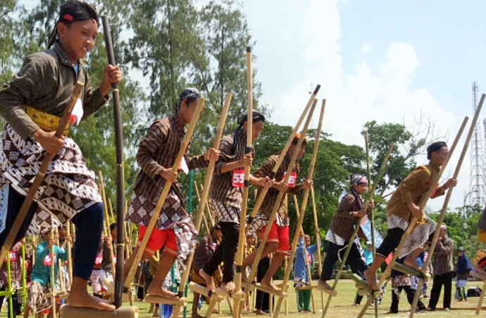 Permainan Enggrang Warisan Budaya